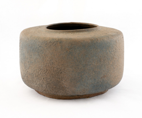 Tire-shaped bowl with a small opening in the top
