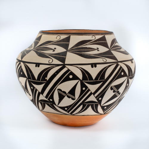 Black and white geometrical designs on an ovoid pot